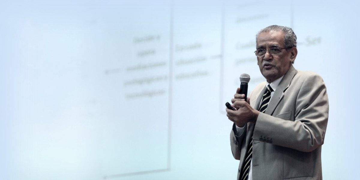 Manuel Moreno Castañeda impartiendo una conferencia